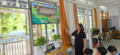 Học sinh khối 4 Trường Tiểu học Phú Lợi hào hứng trong tiết học tại thư viện