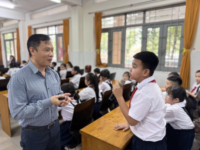 Giáo viên chủ nhiệm lớp 2/5 triển khai việc hướng dẫn sử dụng thư viện số Dlib K12 cho học sinh
