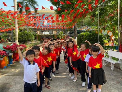 Cô và trò lớp 2/1 hân hoan hưởng ứng chào mừng 50 năm ngày giải phóng miền nam, thống nhất đất nước 30/4