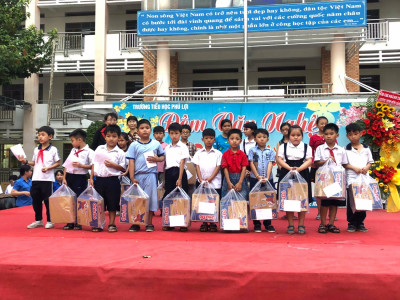 Thắp sáng ước mơ học sinh vượt khó học tốt