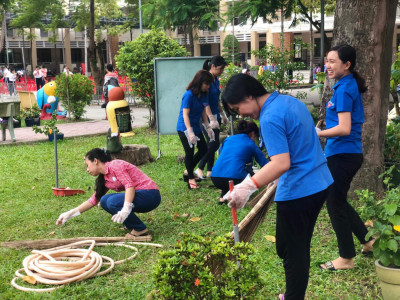 Chi đoàn TH Phú Lợi dọn dẹp vườn cây thuốc nam