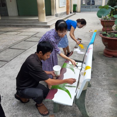 Trường TH Phú Lợi thay áo mới cho 60 chiếc ghế đá cũ