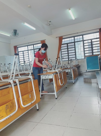 Tổng vệ sinh trường Tiểu học Phú Lợi chuẩn bị đón học sinh vào học tháng 3 năm 2021