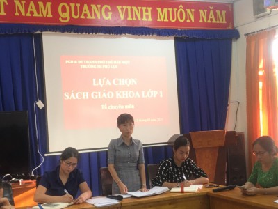 TH Phú Lợi chọn sách giáo khoa mới cho lớp 1, 2