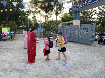 Ngày đầu đón học sinh trở lại trường sau nghỉ Tết và tạm nghỉ để phòng, chống dịch COVID-19