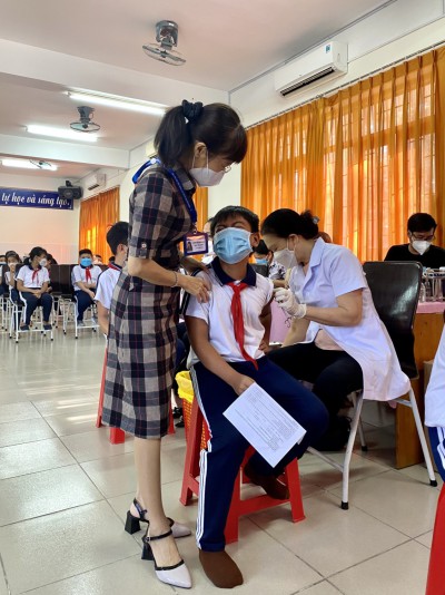 Trường tiểu học phú lợi tổ chức tiêm ngừa cho học sinh lớp 4 - lớp 5
