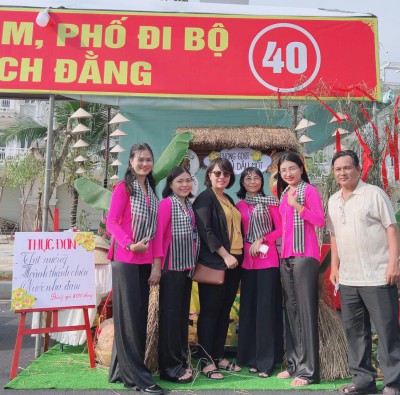 trường Tiểu học Phú Lợi tham gia gian hàng Phố hàng rong trong chuỗi các sự kiện khánh thành chợ đêm - phố đi bộ Bạch Đằng