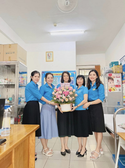 Ban giám hiệu trường TH Phú Lợi thăm hỏi, tặng hoa cho nhân viên y tế nhà trường
