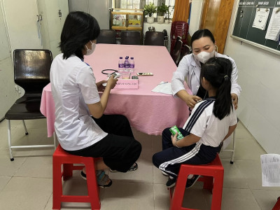 Trường Tiểu Học Phú Lợi tổ chức tiêm ngừa bạch hầu - uốn ván cho học sinh lớp 2