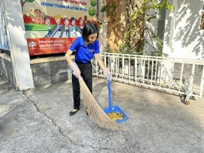 Chi đoàn Tiểu học Phú Lợi tổ chức ra quân Ngày Chủ nhật xanh vì văn minh đô thị