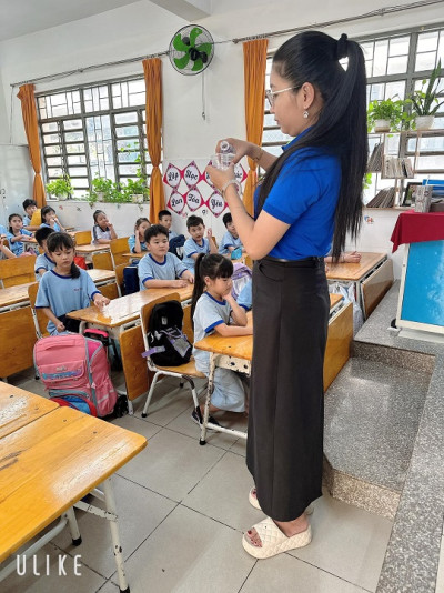 Học sinh Khối 1 tham gia tiết học Stem tại lớp