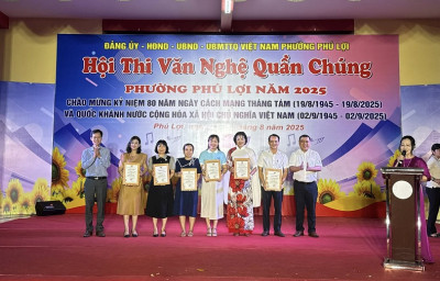 Liên Đội Trường Tiểu học Phú Lợi trao tặng đèn trung thu cho học sinh có hoàn cảnh khó khăn và học sinh vùng sâu, vùng xa
