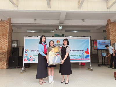 Liên Đội Trường Tiểu học Phú Lợi trao tặng đèn trung thu cho học sinh có hoàn cảnh khó khăn và học sinh vùng sâu, vùng xa