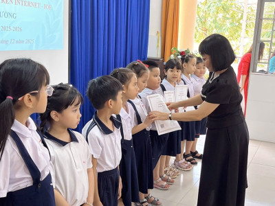 Trường Tiểu học Phú Lợi trao giải cuộc thi IOE năm học 2025 – 2026 cho các học sinh