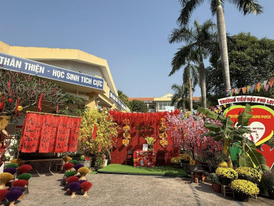 Trường Tiểu học Phú Lợi sôi nổi các hoạt động trang trí tiểu cảnh tết của các khối lớp