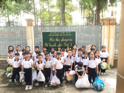 Cán bộ, giáo viên nữ Trường Tiểu học Phú Lợi hưởng ứng tuần lễ áo dài