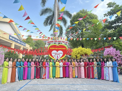 Cán bộ, giáo viên nữ Trường Tiểu học Phú Lợi hưởng ứng tuần lễ áo dài