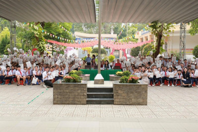 Trường Tiểu học Phú  Lợi phối hợp với Trường Việt Anh 3 đã tổ chức chương trình trải nghiệm “Em là học sinh lớp 6”