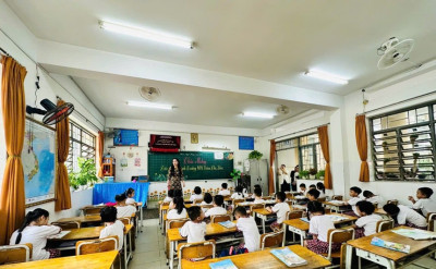 Trường Tiểu học Phú  Lợi phối hợp với Trường Việt Anh 3 đã tổ chức chương trình trải nghiệm “Em là học sinh lớp 6”