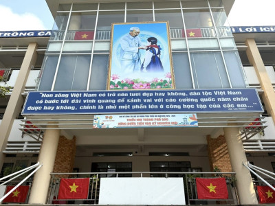 Trường Tiểu học Phú  Lợi phối hợp với Trường Việt Anh 3 đã tổ chức chương trình trải nghiệm “Em là học sinh lớp 6”