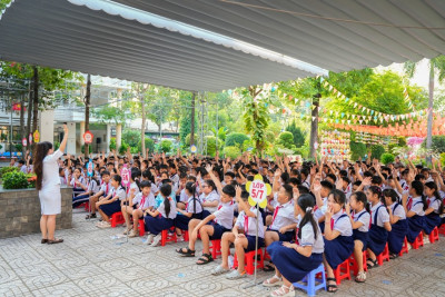 Trường Tiểu học Phú  Lợi phối hợp với Trường Việt Anh 3 đã tổ chức chương trình trải nghiệm “Em là học sinh lớp 6”