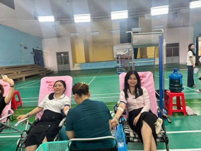 Cán bộ, giáo viên Trường tiểu học Phú Lợi hưởng ứng hiến máu tình nguyện