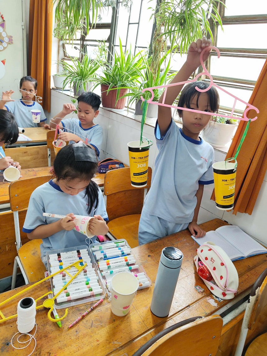 Học sinh hào hứng tham gia Chủ điểm : Khám phá STEM - Phát triển tư duy, khơi nguồn sáng tạo.