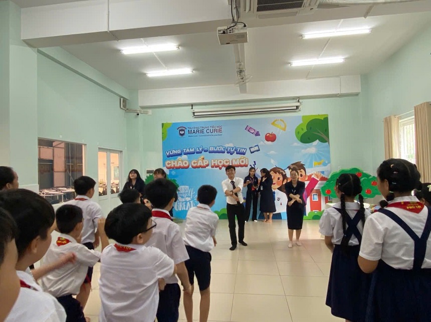 trường Tiểu học Phú Lợi tổ chức cho học sinh lớp 5 tham quan học tập tại trường Marie Curie