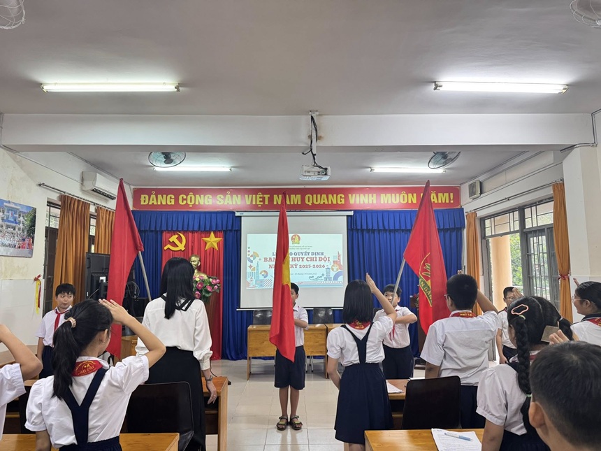 Liên Đội Trường Tiểu học Phú Lợi trao quyết định công nhận ban chỉ huy chi đội nhiệm kỳ 2025 – 2026