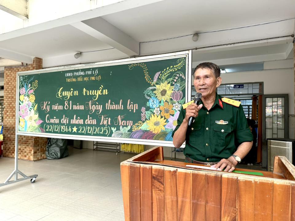 Trường Tiểu học Phú Lợi tổ chức tuyên truyền kỷ niệm ngày 22/12