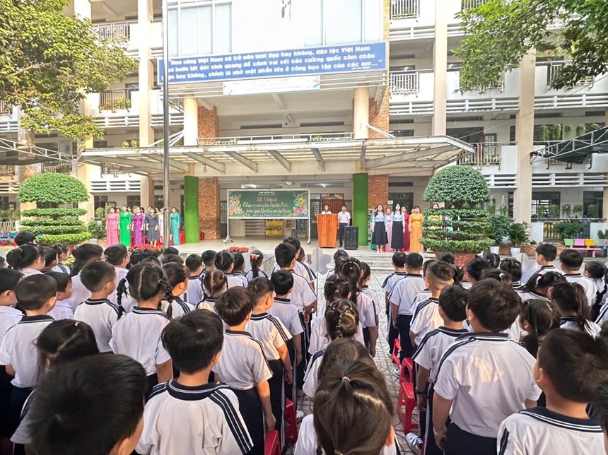 Trường Tiểu học Phú Lợi tổ chức lễ chào cờ chào mừng Đại Hội Đại Biểu Toàn Quốc lần thứ XIV của Đảng