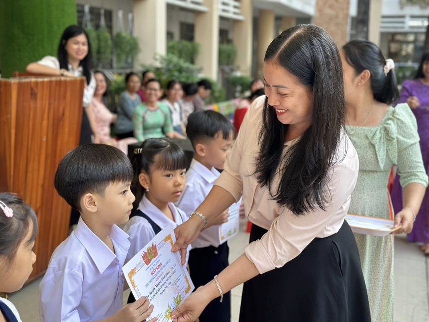 Trường Tiểu học Phú Lợi trao giấy khen Hội thi Trang trí nón lá năm học 2025 – 2026