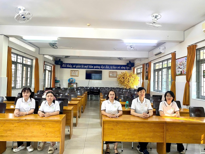 Giáo viên Tiếng Anh Trường Tiểu học Phú Lợi tham gia hội thảo chuyên môn