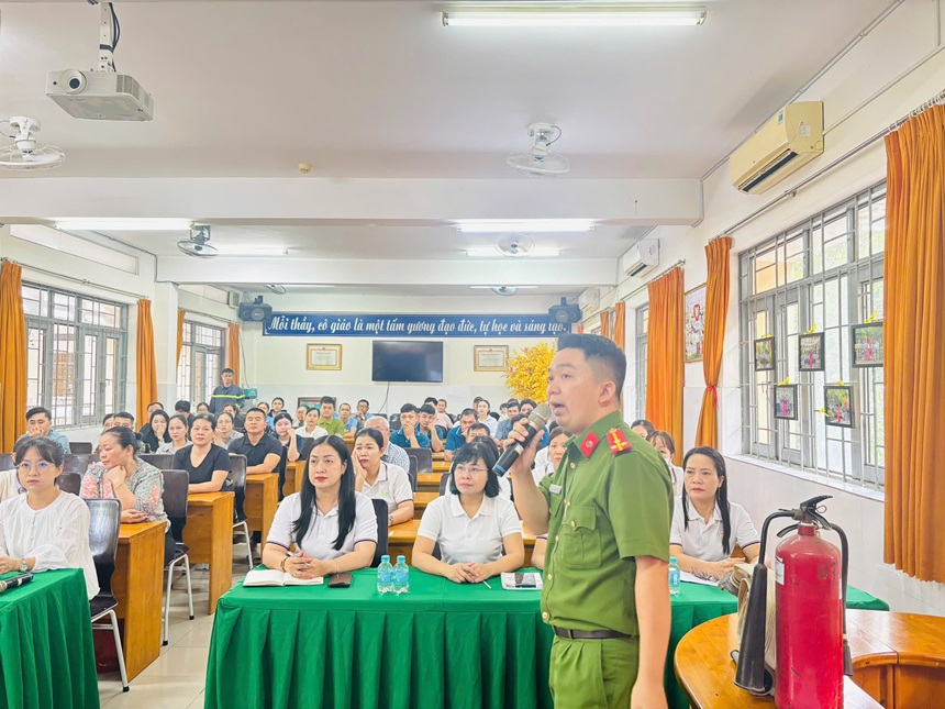 Đội PCCC cơ sở trường Tiểu học Phú Lợi tham gia tập huấn nghiệp vụ phòng cháy, chữa cháy và cứu nạn, cứu hộ.