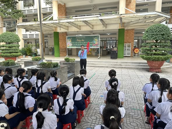 Liên đội Trường Tiểu học Phú Lợi đã tổ chức hướng dẫn đội viên hiểu ý nghĩa và thực hành thắt, tháo, bảo quản khăn quàng đỏ