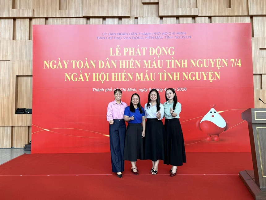 Cán bộ, giáo viên trường Tiểu học Phú Lợi tích cực tham gia hiến máu nhân đạo