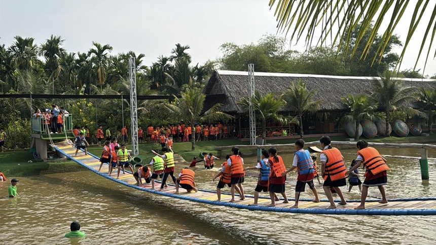 Trường Tiểu học Phú Lợi đã tổ chức hoạt động trải nghiệm “Hành trình về địa chỉ đỏ ” dành cho học sinh toàn trường.