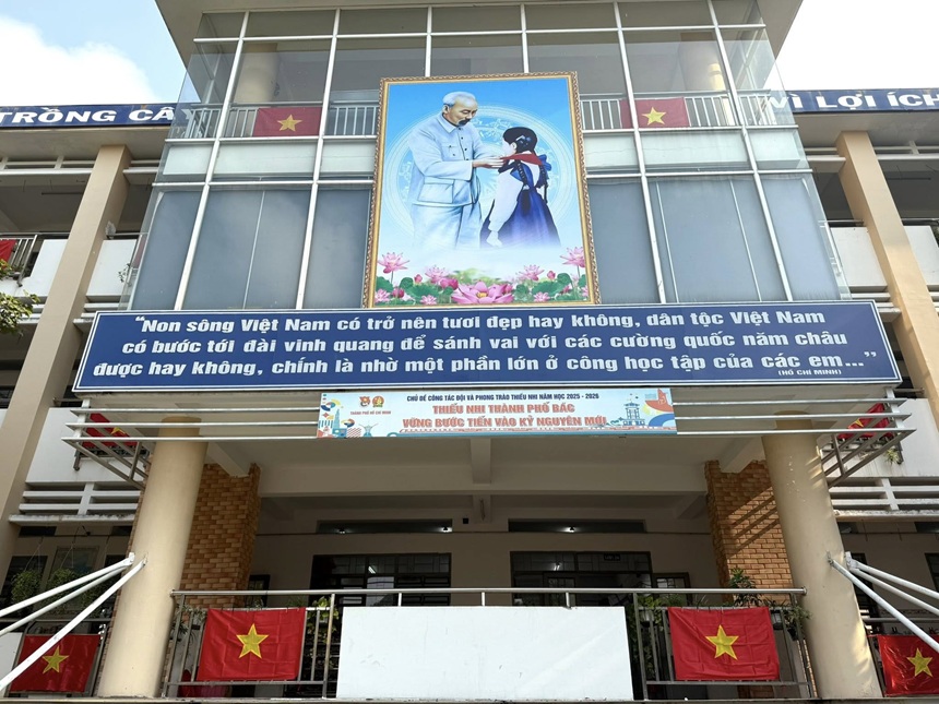 Trường Tiểu học Phú Lợi hưởng ứng treo cờ tổ quốc chào mừng ngày giải phóng miền nam, thống nhất đất nước