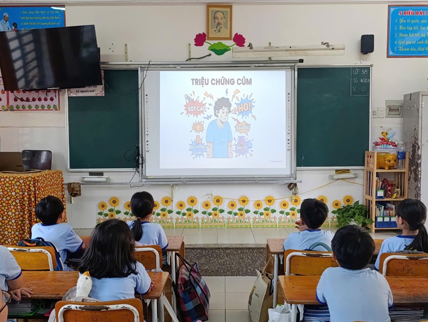 Tuyên truyền phòng, chống bệnh cúm mùa tại trường Tiểu học Phú Lợi