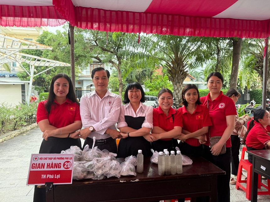 Chi hội chữ thập đỏ trường TIỂU học Phú Lợi tham gia chương trình “Ngày Hội Nhân Ái“